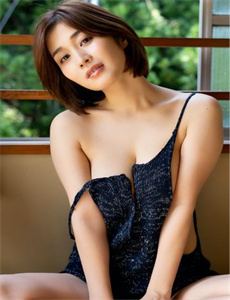 《美女露波》